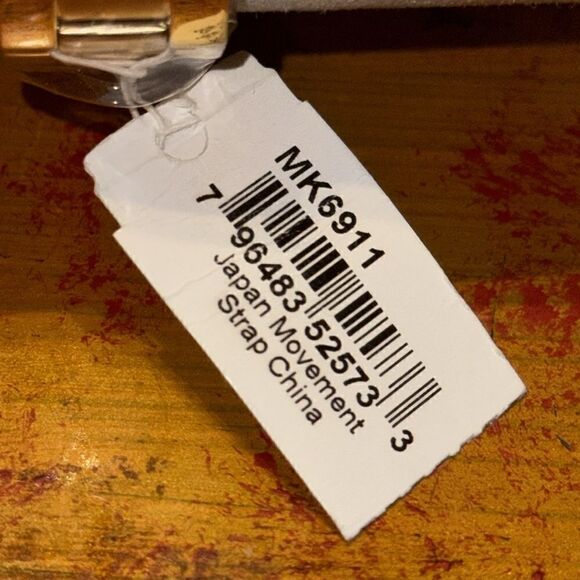 NWT Michael Kors MK6911 Runway Round Adult Female Watch - Picture 4 of 5